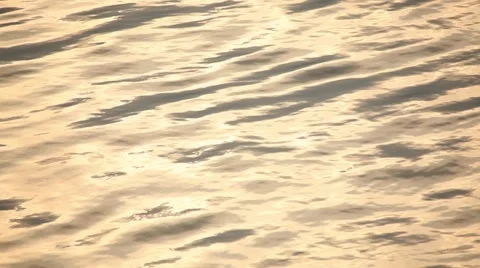 Hypnotizing wave   the sun on the water surface Video stock 957487