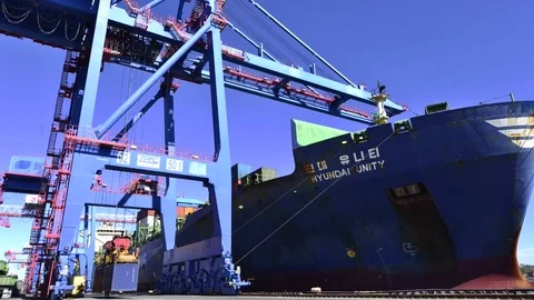 Hyundai Container ship handling timelapse 動画素材 71360141