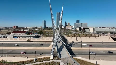 I-35 traffic at Skydance Bridge with Oklahoma City skyline in distance. 스톡 동영상 224471199