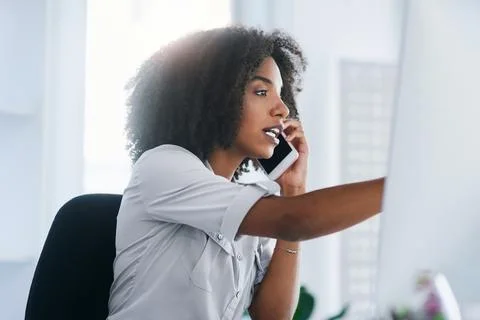 I have the document open on my computer...a young businesswoman talking on a Foto stock