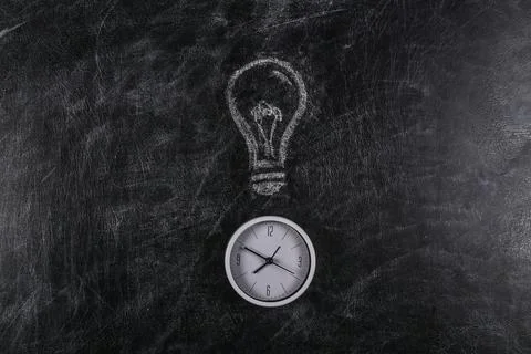 I have an idea! Clock with a painted light bulb on a chalk board 写真素材