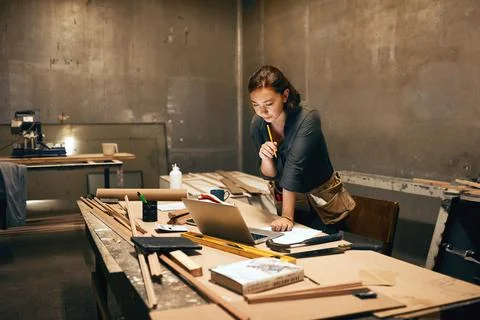 I have to work on this step for step. an attractive young female carpenter 스톡 사진