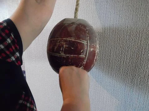 I hold the stuffed pear pressed against the set. Foto stock