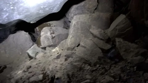 I look around inside the ice cave. Stock-Footage 171180456