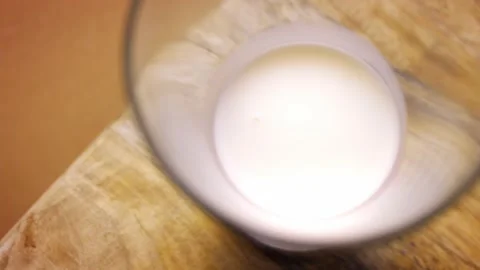 I make walnut sauce. I prepare Mexican Stuffed Poblano Peppers in Walnut Sauce Video stock 157781287