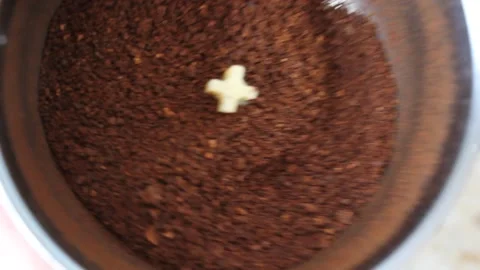 I pour the ground coffee beans into a cup 動画素材 155144696