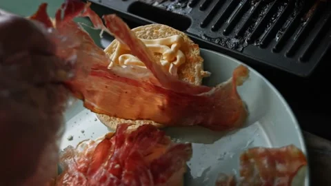 I put the bacon on the burger bun. Taste Classic American burger. 4k video Vidéo 159614812