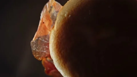 I put the bacon on the burger bun. Bottom filming through the glass. Taste Vidéo 159626311