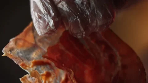 I put the bacon on the burger bun. Bottom filming through the glass. Taste Vidéo 159626378