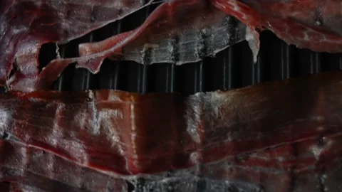 I put bacon on the grill. Taste Classic American burger. 4k video Vidéo 159601620