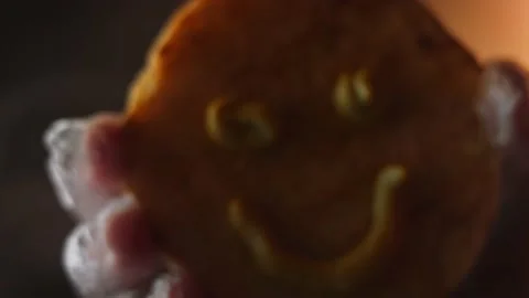 I put the burger bread with happy smile over the burger. Bottom filming through Vidéo 159626999