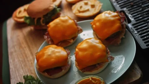 I put the burger pie with cheddar cheese on top of the burger. Taste Classic Vidéo 159615273