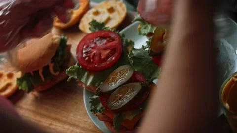 I put the chopped pickles in the burger. Taste Classic American burger. 4k video Vidéo 159615772