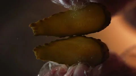 I put the chopped pickles in the burger. Bottom filming through the glass. Taste Vidéo 159626918