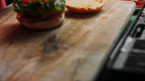I put the chopped tomato and pickles in the burger. Taste Classic American Vidéo 159610648