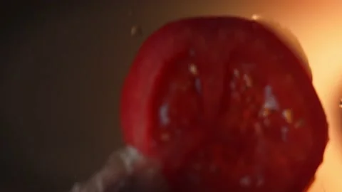 I put the chopped tomato in the burger. Bottom filming through the glass. Taste Vidéo 159626807