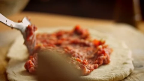 I put the minced meat with vegetables over the dough. We prepare pide with egg Stock Footage 157295712
