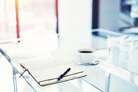 I like to think in open spaces. a diary lying on a table in an empty office. Foto stock