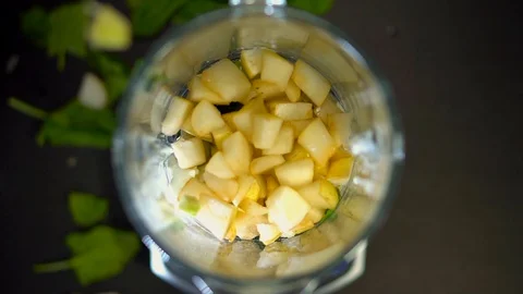 I throw avocado slices in a blender and a spoonful of lemon lime juice. Recipe i Video stock 129751089