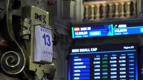 The IBEX 35 erases initial losses and recovers 12,800 points, Madrid, ES - 13 Ma 動画素材 304048174