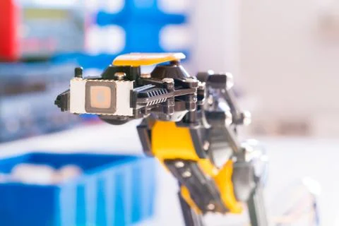 IC electronics chip in robot arm Foto stock
