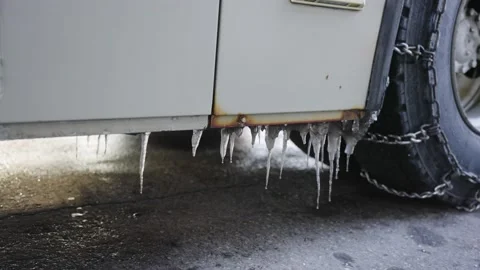 Ice and Winter chains on wheel, Frozen Winter Travel Concept Vídeo Stock 171042557