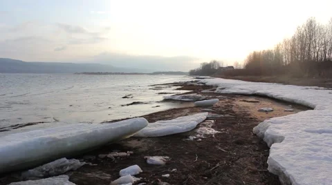 Ice on the Beatch River Motion 스톡 동영상 52669283