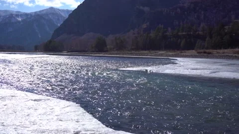 Ice blocks on the Katun River in the Altai Mountains 스톡 동영상 236569947