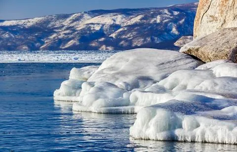 Ice blocks in the winter mountains in the background Foto stock