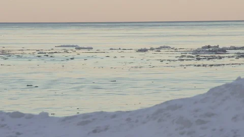 Ice bobbing in cold lake Video stock 100138075