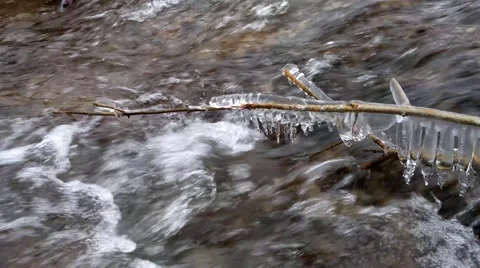Ice on a branch over the stream 库存影片 46273433
