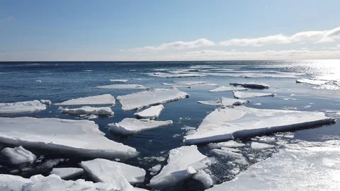 Ice Breaking Away from Shore 動画素材 105751519