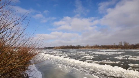 Ice breaking on a River in winter. Stock-Footage 72547092