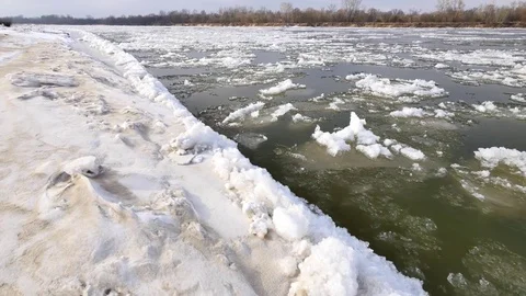Ice breaking on a River in winter. Stock-Footage 72571559