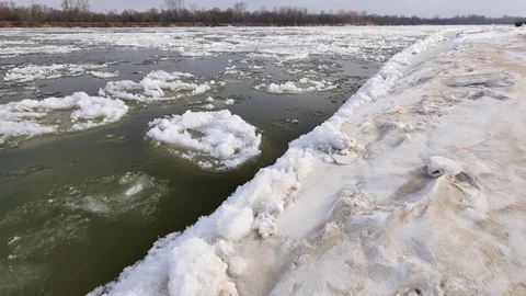 Ice breaking on a River in winter. Stock-Footage 72571713