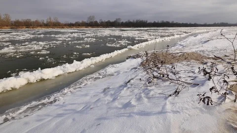 Ice breaking on a River in winter. Stock-Footage 72571898