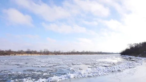 Ice breaking on a River in winter. Stock-Footage 72575407