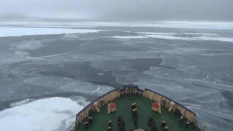 Ice breaking ship advancing in the ice floe in the Arctic Ocean Vidéo 104873148