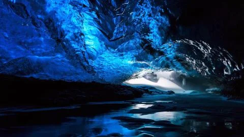Ice cave, blue, in the mountains Foto stock