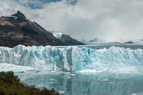 Ice chunks from the edge of Perito Moreno Glacier are calving into the lake Foto stock