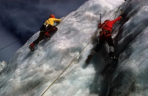 Ice climbers on icefall below mt baker volcano Foto stock