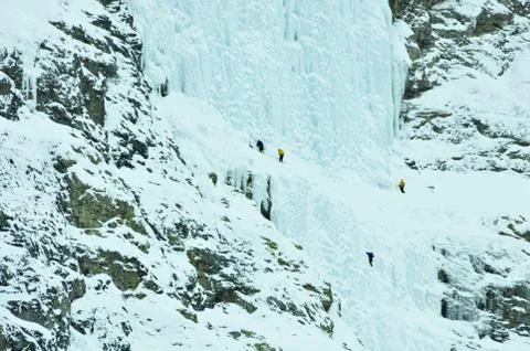 Ice climbers preparing to scale the weeping wall, frozen waterfall, Canmore, Foto stock