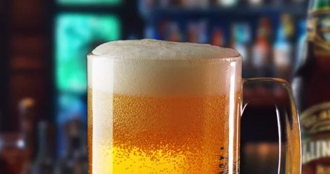 Ice cold beer being poured into a mug at the bar. Vidéo 264580030