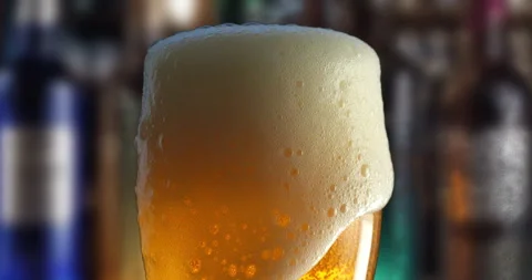 Ice cold beer being poured into a glass. Vidéo 265096497