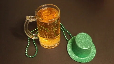 Ice Cold Beer with Green Drops Falling into the Beer Vídeo Stock 125194475