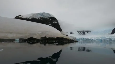 Ice-covered coastal cliffs on Western Antarctic Peninsula, Antarctica 库存影片 335287358