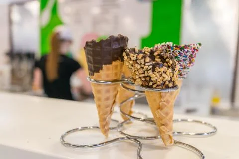 Ice cream cones in store Foto stock