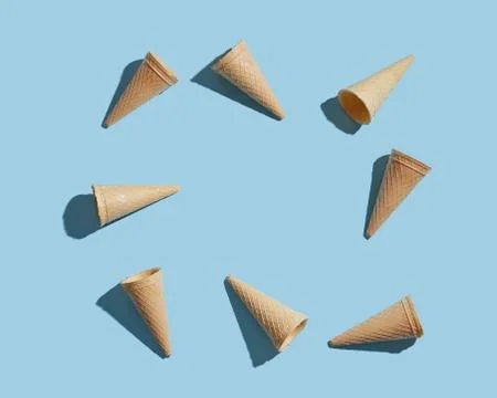 Ice cream empty cones pattern on a blue paper background. Flat lay. Foto stock