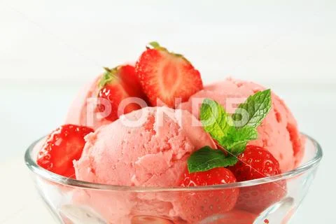 Ice cream with fresh strawberries Stock Photos