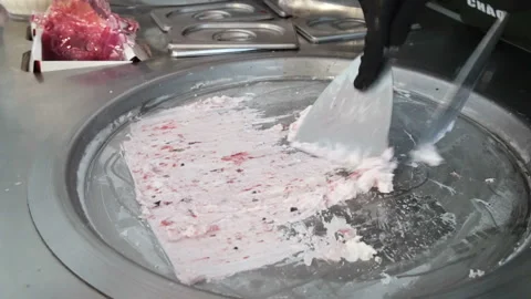 Ice Cream Rolls making process. Vídeo Stock 112249615